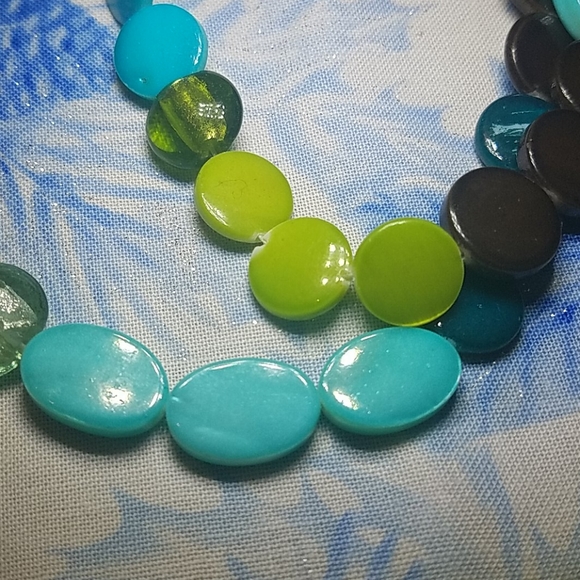 Glass pearlescent statement necklace - Picture 8 of 8